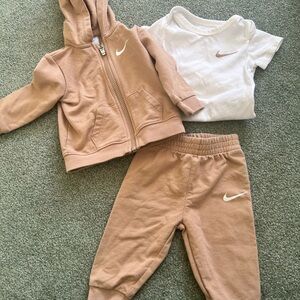 Nike Baby Set in Tan and White